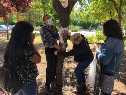 Familiares de los fallecidos colocan fotos y flores en los árboles situados junto a la residencia de la Comunidad de Madrid en Alcorcón. 