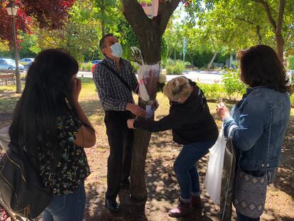 Familiares de los fallecidos colocan fotos y flores en los árboles situados junto a la residencia de la Comunidad de Madrid en Alcorcón.