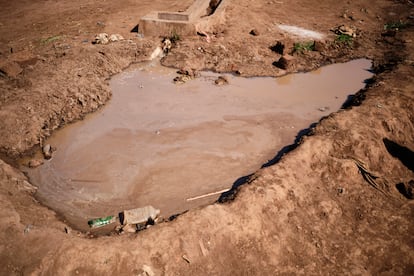 Esta fotografía fue tomada en el campo de refugiados de Dzaleka y representa el peligro de la contaminación del agua en los brotes de cólera y su relación con el cambio climático. “Si se miran las metas de desarrollo sostenible a las que necesitamos llegar, con los impactos de los desastres, muy probablemente no las alcancemos de ninguna manera”, explica Lucy Mtilatila, directora del Departamento de Cambio Climático del Ministerio de Silvicultura y Recursos Naturales de Malaui.