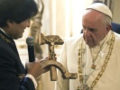 El presidente de Bolivia obsequió al Papa Francisco con un crucifijo que representaba la figura de Cristo con una hoz y un martillo