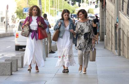 Montero, Lastra y Carmen Calvo, a su llegada al Congreso. 