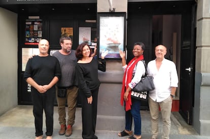 Miembros de la compañía 'Colectivo fracasadas' ante la sala Russafa.
