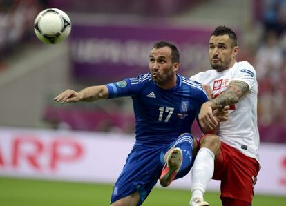 El jugador griego Gekas disputa un balón con Wasilewski