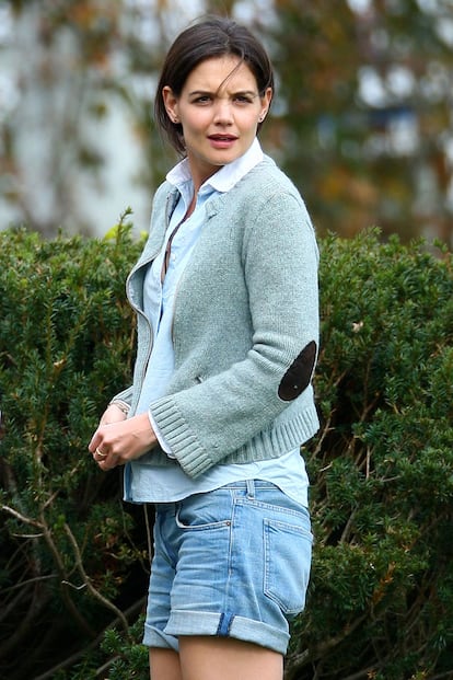 Chaquetas de abuelo
	Y si tienen coderas mejor. Y ya si las haces tú misma, ganas puntos. Katie Holmes las combina con minishort vaquero pero combinan con todo.