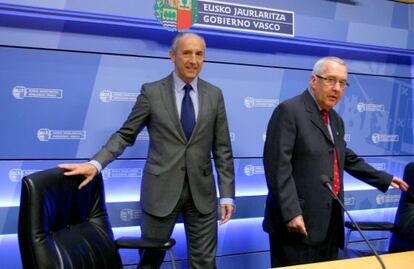 Josu Erkoreka y Carlos Cubero, en la presentación del informe en Bilbao.