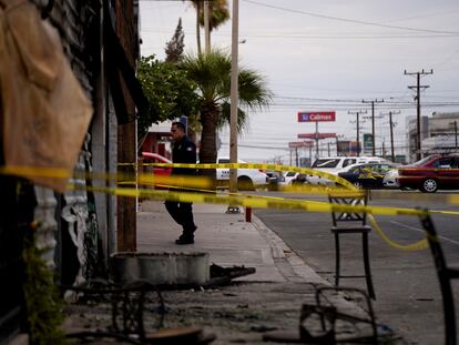 Un policía a las afueras del bar incendiado en San Luis Río Colorado, el pasado 22 de julio.