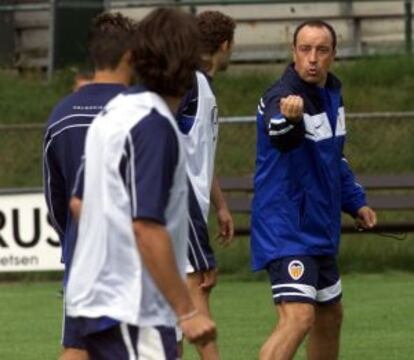 Benítez dirige un entrenamiento del Valencia, en 2001.