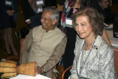 La reina Sofía, junto al banquero y economista bangladesí Mohamed Yunus, creador de los microcréditos, premio Nobel de la Paz 2006 y premio Príncipe de Asturias de la Concordia 1998, durante el acto inaugural de la "4TH Global Social Bussiness Summit", en Viena.