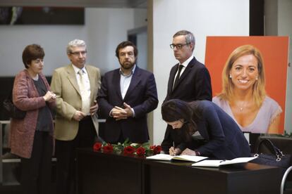 Los dirigentes de Ciudadanos Inés Arrimadas (d), José Manuel Villegas (2d) y Miguel Ángel Gutiérrez (c), junto al periodista Casimiro García-Abadillo (2i), firman el libro de condolencias en la sede del PSOE.