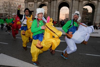 Participantes de la San Silvestre Vallecana por el centro de Madrid, en 2019.