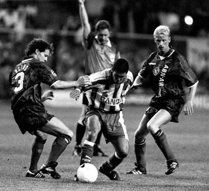 Simeone lucha ante Blind, del Ajax, por el balón en los cuartos de final de la Champions League de 1997.