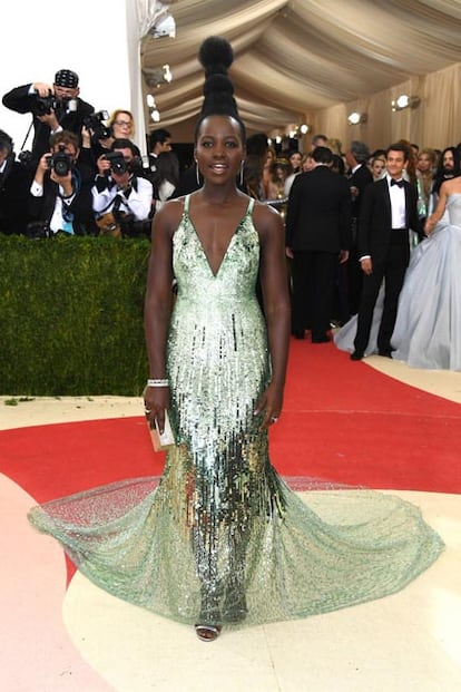 El moño de Lupita Nyong'o nos alegró la noche. Con esa sonrisa todo se luce bien. La actitud es lo que cuenta.