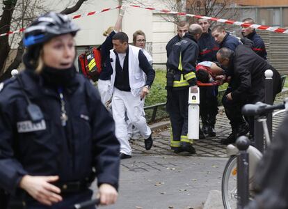 Los bomberos trasladan a una víctima del semanario Charlie Hebdo.