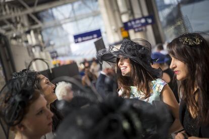 La estación de tren de Waterloo llena de gente que se dirige a Ascot. 