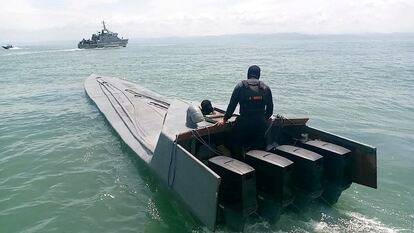 A member of the Armed Forces of Ecuador steers a semi-submersible, on January 20, 2024. It was caught by the authorities carrying 3.2 tons of drugs.