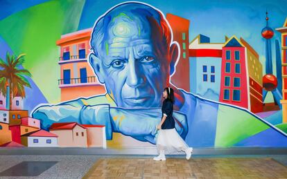 Grandes murales con alusiones al genial pintor Pablo Picasso y a la ciudad de Málaga reciben desde ayer a 10 millones de viajeros en tres estaciones diferentes del metro de Shanghái, como parte de una campaña para promocionar la ciudad andaluza en la megalópolis oriental china. El autor de los mismos es el artista malagueño Eduardo Luque Puertas, conocido como Lalone, quien ganó en 2021 la Liga Nacional de Grafiti de España.