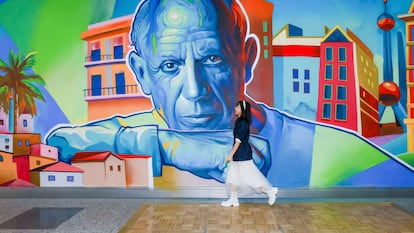 Grandes murales con alusiones al genial pintor Pablo Picasso y a la ciudad de Málaga reciben desde ayer a 10 millones de viajeros en tres estaciones diferentes del metro de Shanghái, como parte de una campaña para promocionar la ciudad andaluza en la megalópolis oriental china. El autor de los mismos es el artista malagueño Eduardo Luque Puertas, conocido como Lalone, quien ganó en 2021 la Liga Nacional de Grafiti de España.