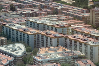 Vista de varios bloques de viviendas en Sevilla, el pasado abril.