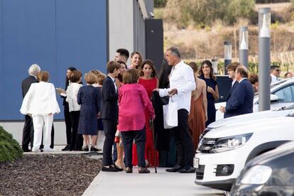 Los invitados a la boda, entre ellos el tío de Rafa, Miguel Ángel Nadal, esperan los autobuses que les llevan a Sa Fortalesa.