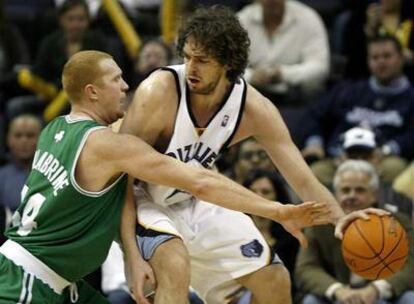 El ala-pívot español de los Grizzlies de Memphis Pau Gasol bota el balón ante la defensa de Brian Scalabrine.