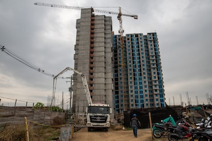 Personas trabajan en la construcción de Paraíso Central, un proyecto de viviendas de interés social en Cali, en enero de 2023.