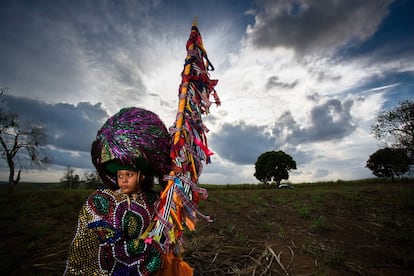 Imagem da exposição maracatu, que trata da dança típica brasileira.