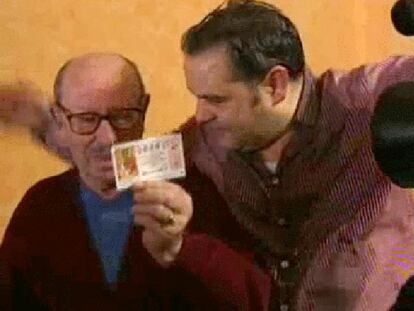 Celebraciones entre los clientes de un bar de Carballo, premiados con el Gordo