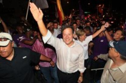 PAN40. CIUDAD DE PANAMÁ (PANAMÁ); 04/05/2014.- El presidente electo de Panamá, Juan Carlos Varela (c), celebra la victoria en las elecciones juntos a sus simpatizantes hoy, domingo 4 de mayo de 2014, en Ciudad de Panamá. EFE/Arturo Wong