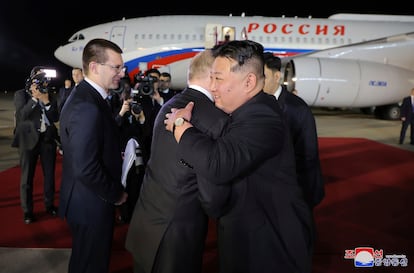 Los líderes ruso y norcoreano se abrazan durante la ceremonia de salida en el aeropuerto, a las afueras de Pyongyang.