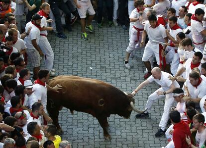 El encierro estuvo protagonizado por cinco toros castaños de la ganardería de Alcurrucén.