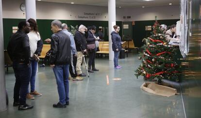 Pacients esperen a la cua del CAP Sud de Terrassa.