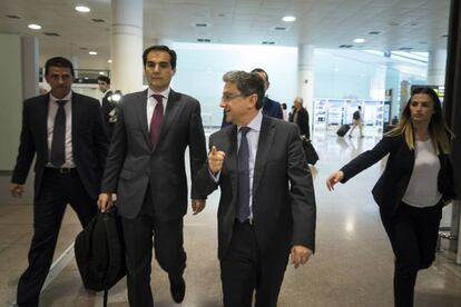 El delegado del Gobierno en Cataluña, Ernic Millo, con el secretario de Estado de Seguridad, José Antonio Nieto, en el aeropuerto de El Prat.