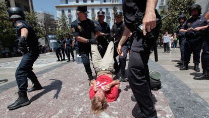 La policía desaloja la plaza del Carmen de Granada.