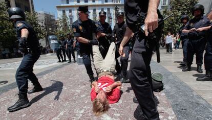 La polic&iacute;a desaloja la plaza del Carmen de Granada.