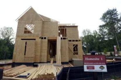 Una casa en construcción en la localidad de Decatur, Georgia Estados Unidos. EFE/Archivo