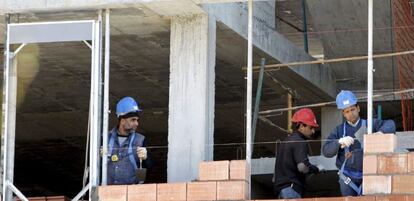 Tres obreros trabajan en la construcción de una vivienda de Bilbao.