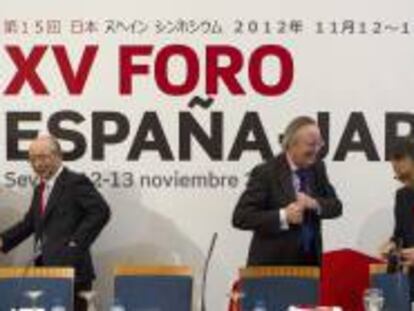 El secretario de Estado de Asuntos Exteriores, Gonzalo de Benito (i), los presidentes del Foro España-Japón, Shinichi Yokoyama(2i) y Josep Piqué (3d), y el presidente de Cooperación Empresarial Hispano Japonés, Mikio Sasaki (2d), entre otros, durante la inauguración hoy en Sevilla, en el que participan personalidades del mundo académico y político para estudiar vías de colaboración e intercambio entre ambos países.