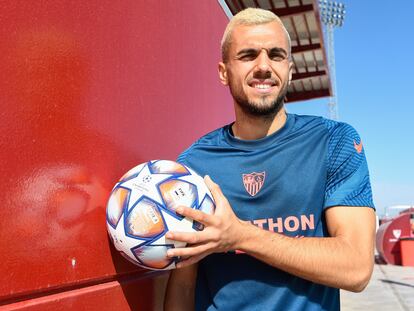 Joan Jordán posa en la ciudad deportiva del Sevilla.