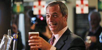 Nigel Farrage celebra en un pub británico los resultados en las municipales.