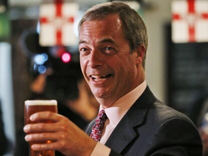 Nigel Farrage celebra en un pub británico los resultados en las municipales.