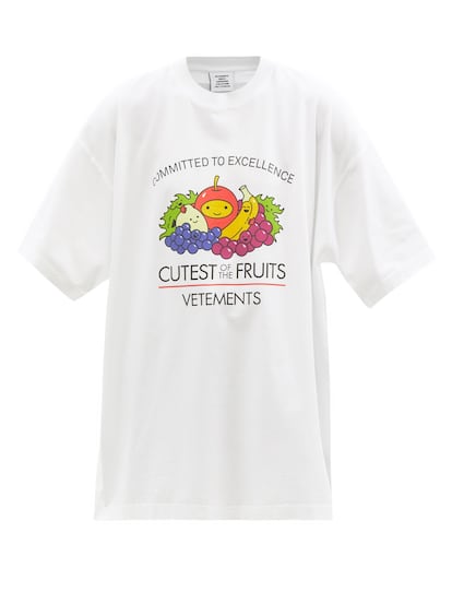 Las camisetas tipo publicidad de Vetements son ya todo un icono de la marca. Si la quieres con motivos frutales te gustará este modelo de camiseta blanca clásica. 542€.