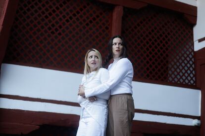 Las actrices Manuela Morales (izquierda) y Sheila Niño, en un ensayo de la obra 'La francesa Laura', en el Corral de Comedias de Almagro.