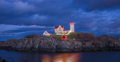 El faro de Nubbe, en Cape Neddick, en la costa de Maine (Estados Unidos).