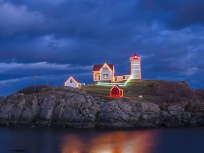 El faro de Nubbe, en Cape Neddick, en la costa de Maine (Estados Unidos). 