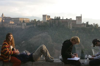 La Alhambra, vista desde el mirador de San Nicolás, una de las panorámicas más afamadas del Albaicín.

Interior de una tetería en  la calle  Calderería Nueva, en el barrio del Albaicín, en Granada.