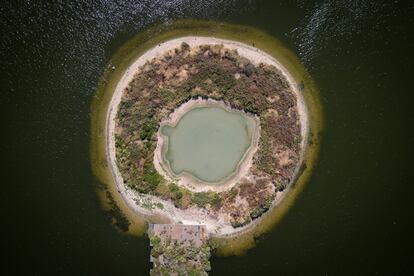 En esta vista aerea se observan los bajos niveles de agua de un depósito en Walthamstow Wetlands en Londres, el miércoles. 