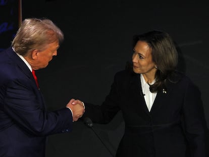 Donald Trump y Kamala Harris se estrechan la mano antes del debate.