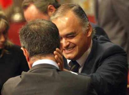 Esteban González Pons anima a Ricardo Costa durante los actos oficiales del Día de la Comunidad Valenciana.