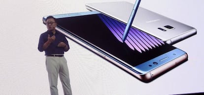 El presidente de Samsung Electronics Mobile, Ko Dong-Jin, presenta el nuevo tabl&eacute;fono de la compa&ntilde;&iacute;a, el Galaxy Note 7, un h&iacute;brido de tableta y tel&eacute;fono m&oacute;vil, en la sede de Samsung en Se&uacute;l (Corea del Sur)  el 11 de agosto de 2016.