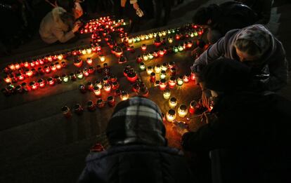 Egipcios colocan velas con la forma del avión accidentado A321 Metro Jet, cerca de la Catedral del Cristo Salvador en Moscú (Rusia).